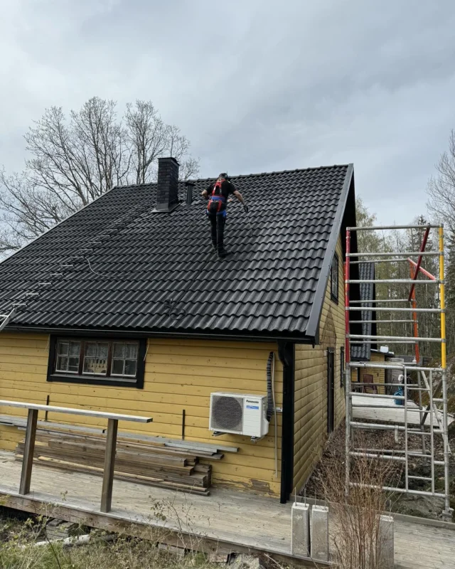 Tvättning och målning av tak åt en kund i Flen #tvättning #målning #xab #tak