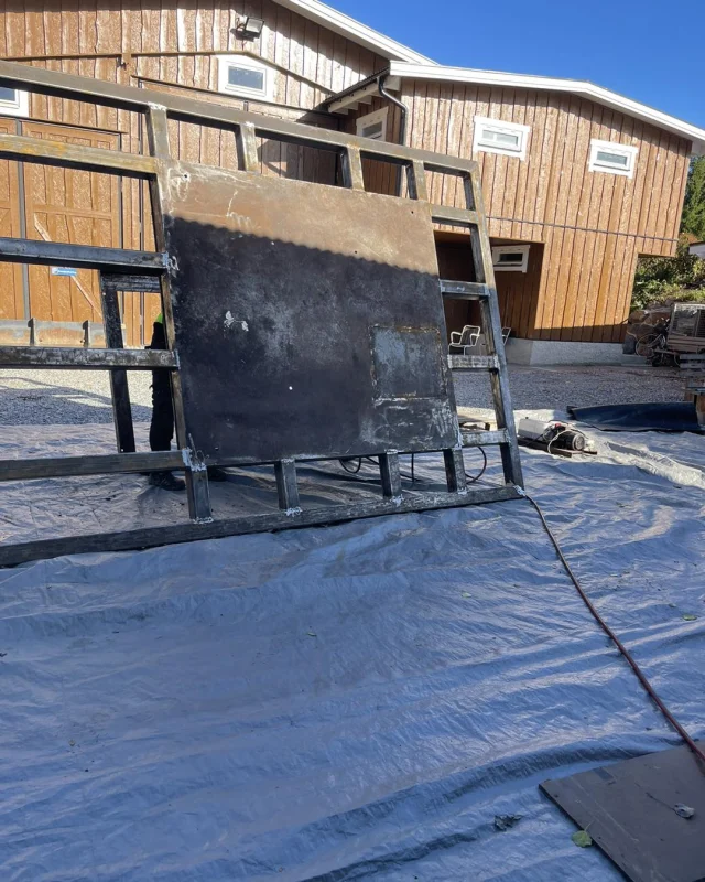 Här förlängde vi ett lyftbord för en bastu som går och sänka o höja
#svetsning #mma #metall #bastu #xab #konstruktion